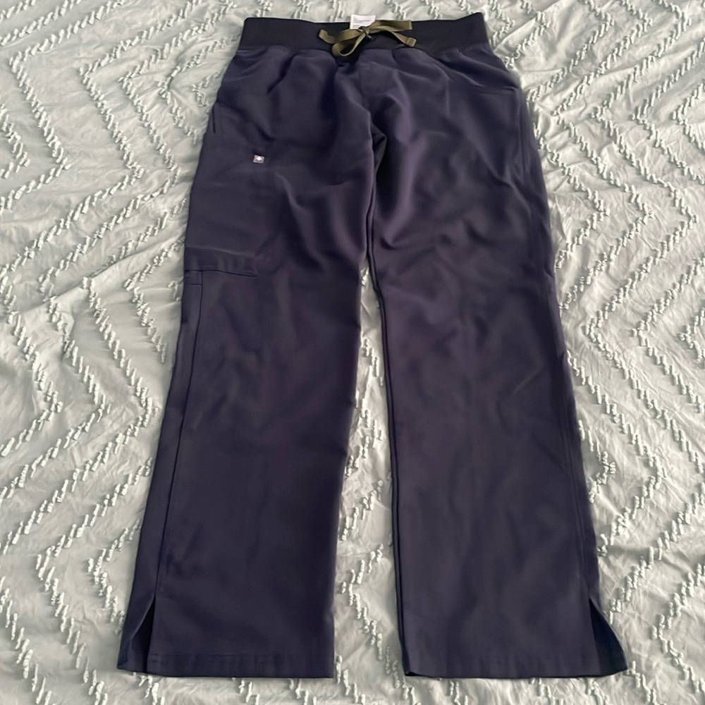 FIGS Kade cargo scrub pants in XSPetite color Quiet Navy